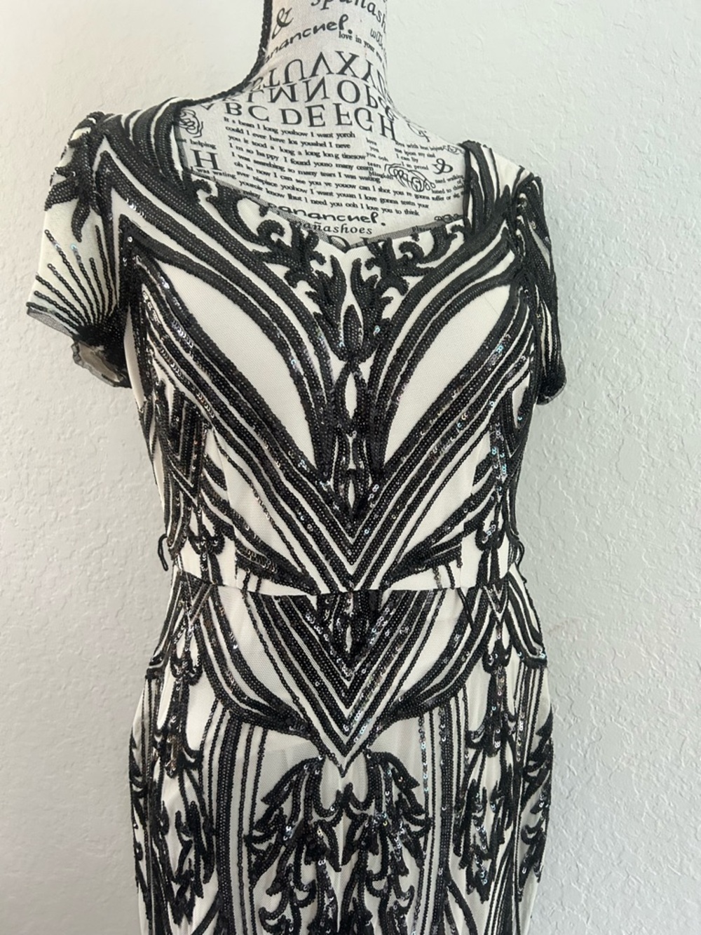 Preowned R&M Richards Black Sequin and Beige Size 10P Dress